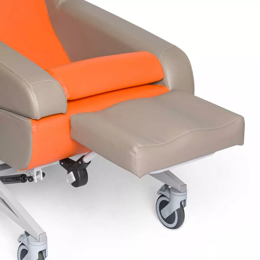 Pflegesessel Doris Plus hoehenverstellbare Fussstuetze