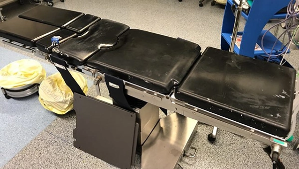 OP Tisch vorher mit abgenutztem Polster