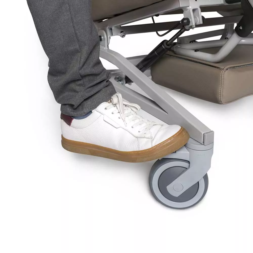 Pflegesessel Doris Plus bremsbare Rollen