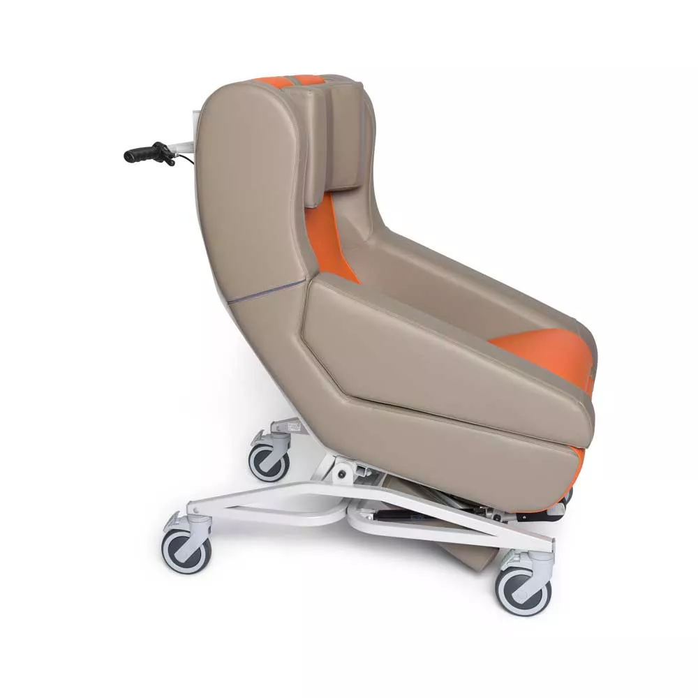 Pflegesessel Doris Plus erleichtert das Aufstehen durch Kippfunktion