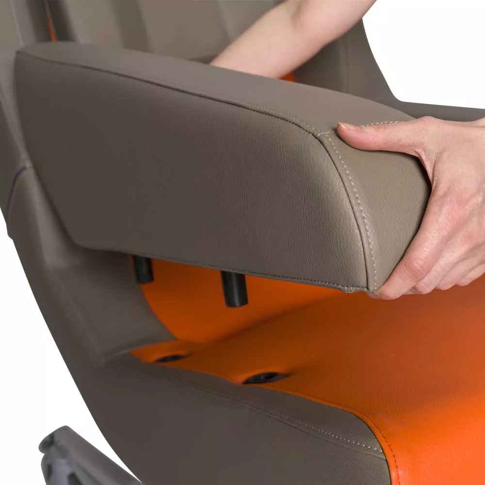 Pflegesessel Doris Plus wegnehmbare Armlehne fuer einfachen Patiententransfer